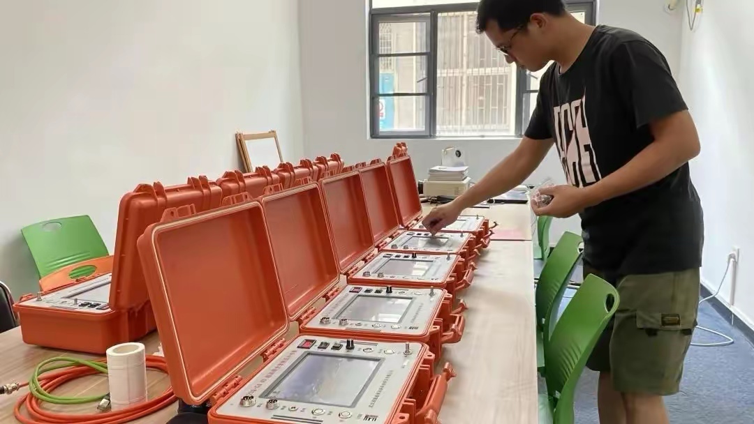 設(shè)備-鉆孔電視.jpg 設(shè)備-鉆孔電視.jpg