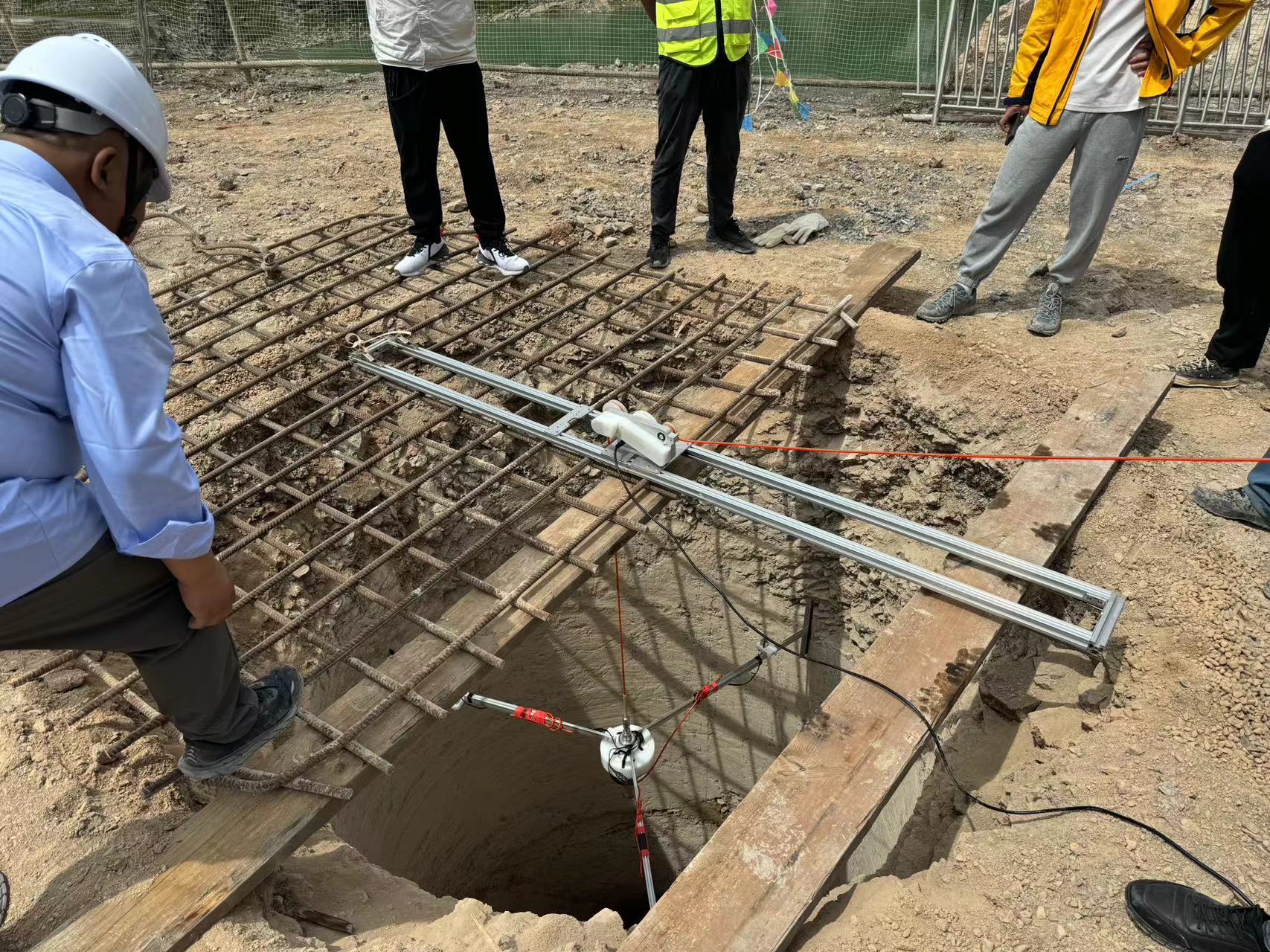 孔內(nèi)電視2米.jpg 孔內(nèi)電視2米.jpg