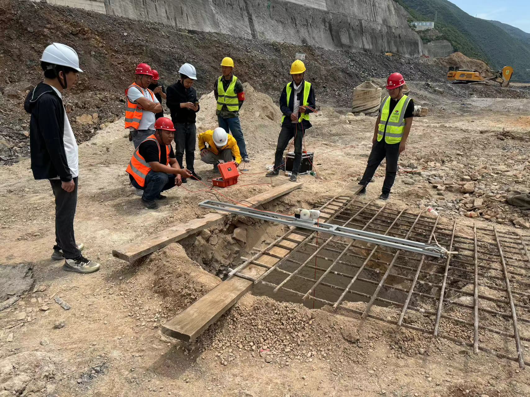 孔內(nèi)電視02.jpg 孔內(nèi)電視02.jpg